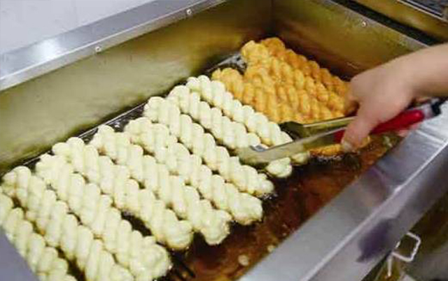 初中沒畢業靠麻花創業，第一天賣出4000多根